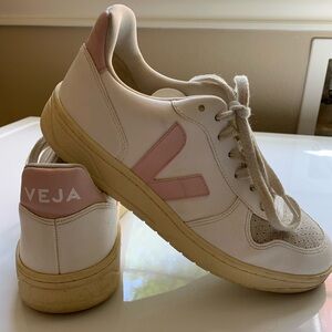 Womens Veja sneakers, size 8, white